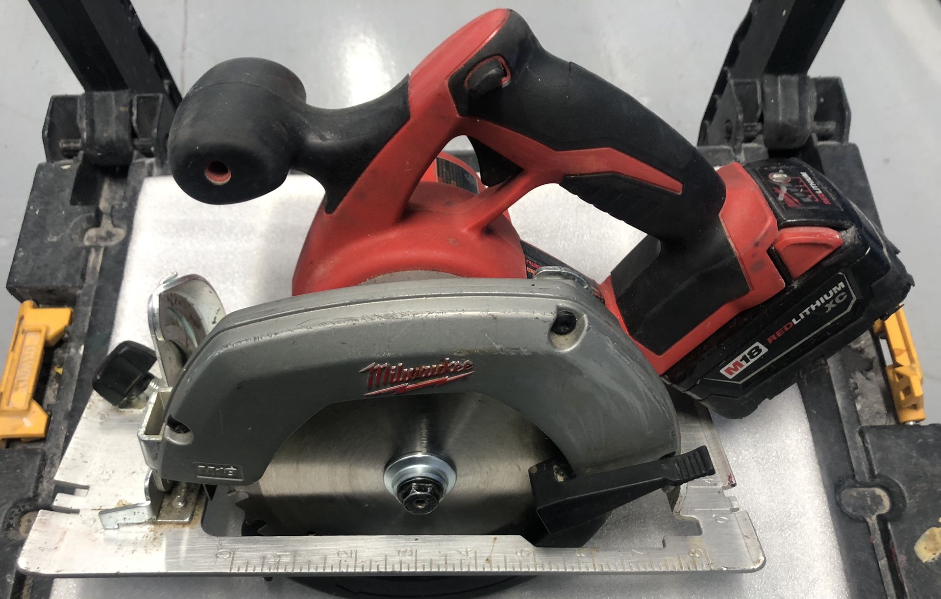 Milwaukee 6-1/2” Circular Saw +3ah Battery