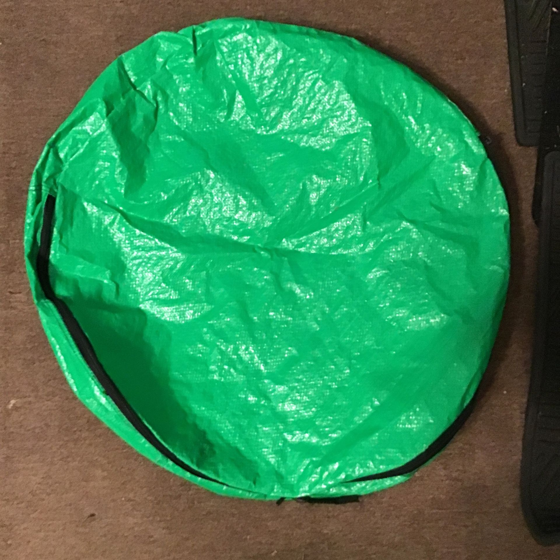 24” GREEN WREATH ZIPPERED BAG