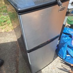 Mini fridge 