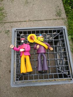 2000 Beatles yellow submarine figures, 4 both