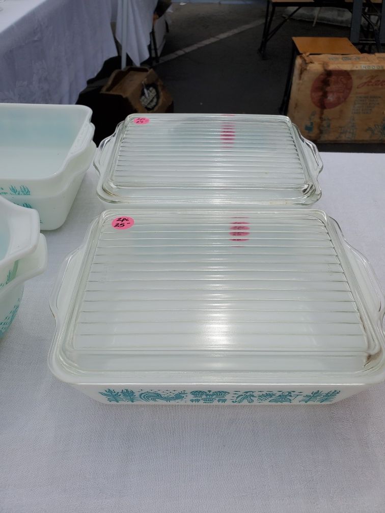 Pyrex Butterprint 503 refrigerator dish w/lid