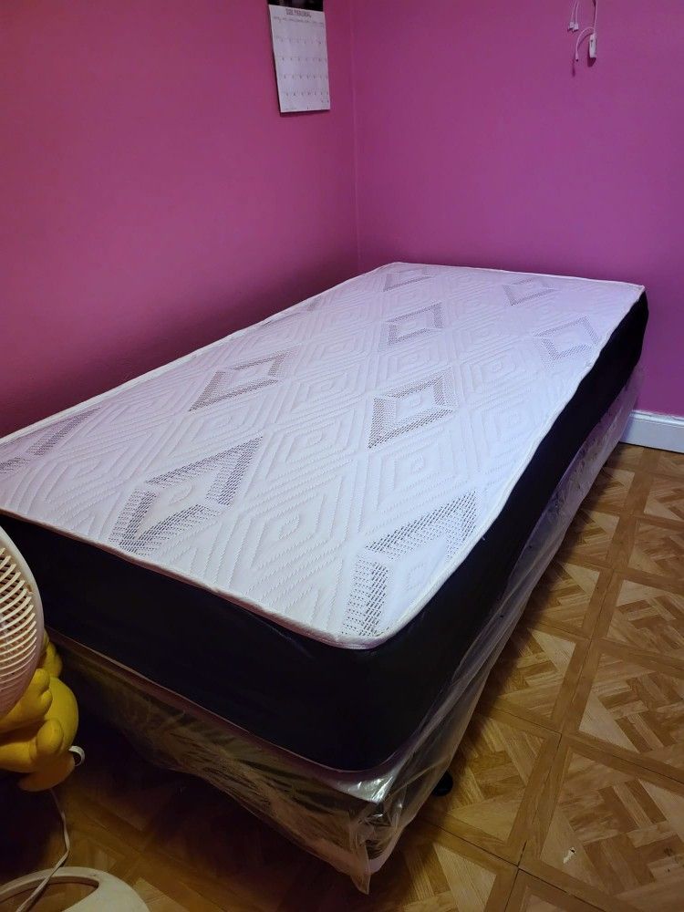 NEW TWIN-SIZE MATTRESS AND BOX SPRING 🆕️