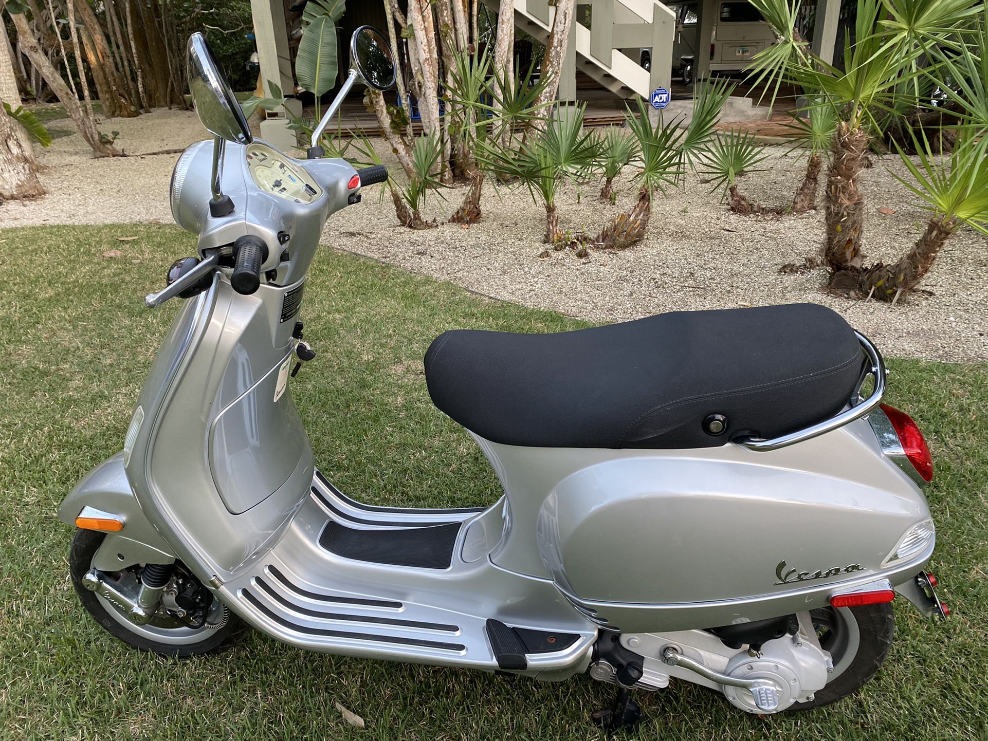 Photo Vespa Scooter, Excellent Condition, Low Miles, 1 FL Owner!