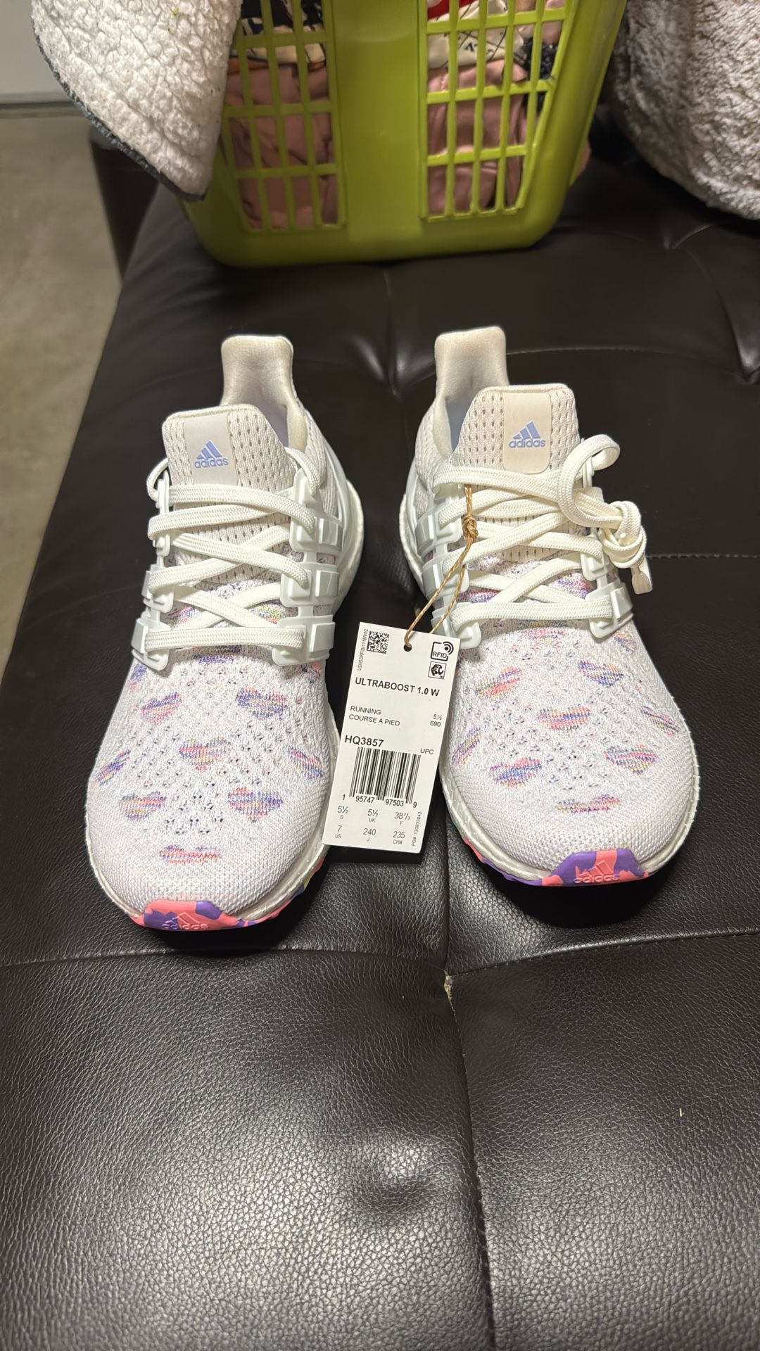 Women Adidas ULTRABOOST White w/Hearts SZ 7M