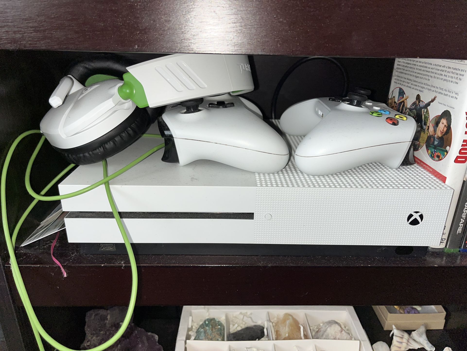 Xbox One S 2 Controllers + Turtle beach headset