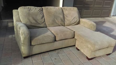 Like New Sectional W/reversible Chase