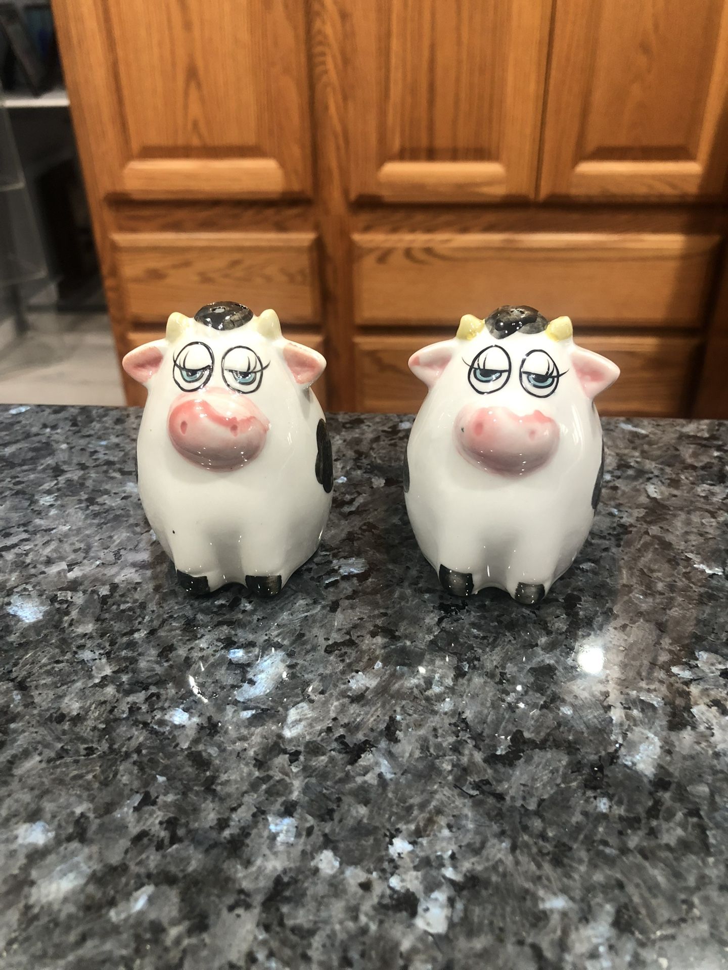 Ceramic Vintage cows Salt and Pepper Shakers no stoppers. Size approximately 2 3/4 inches tall. The bottom has a number E-159