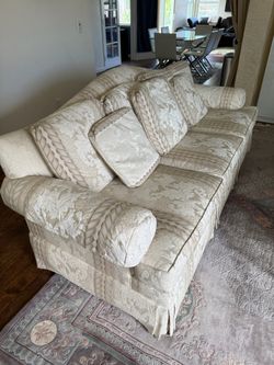 HIGH END Ethan Allen White Sofa GREAT CONDITION A very comfortable and very high quality Ethan Allen Brand Luxury Living Room https://offerup.com/red