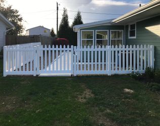 4’ x 8’ White Vinyl Picket Fence – In Stock!
