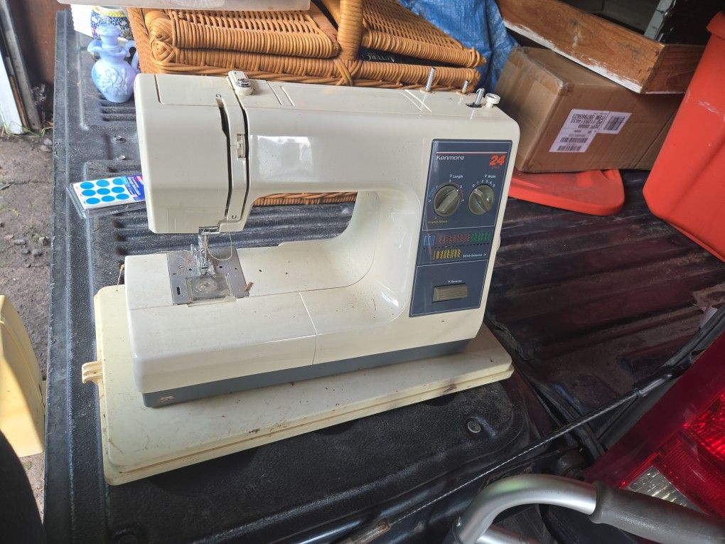 Kenmore 24 Stitch Sewing Machine W/ Carry Case