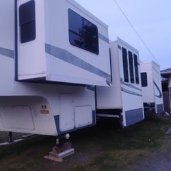 Royal Villa 37 Ft. 5th Wheel