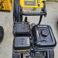 DEWALT
4400 PSI 4.0 GPM Cold Water Gas Pressure Washer