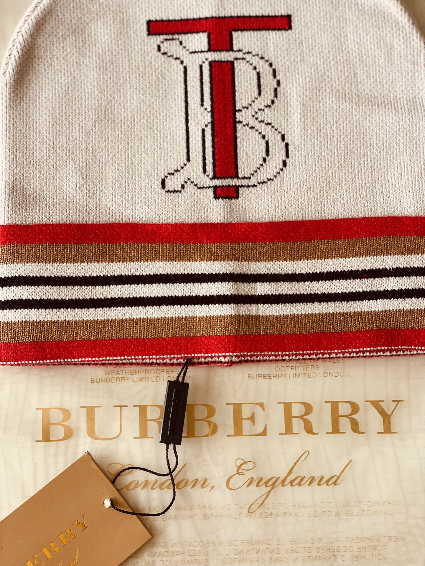Burberry Beanie White & Red 
