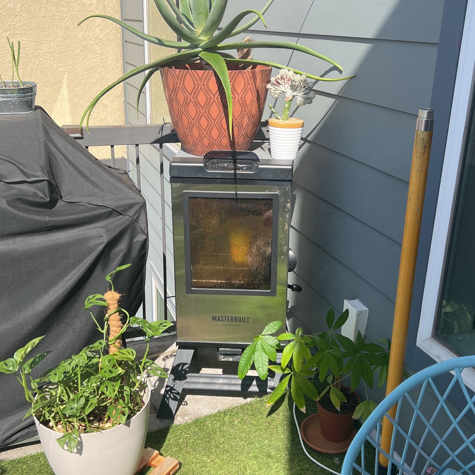 MasterBuilt Pro Series Smoker $175