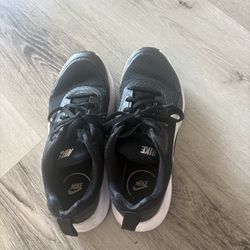 Nike tennis shoes are a casual athletic shoe designed for all-day comfort. Size 36.
