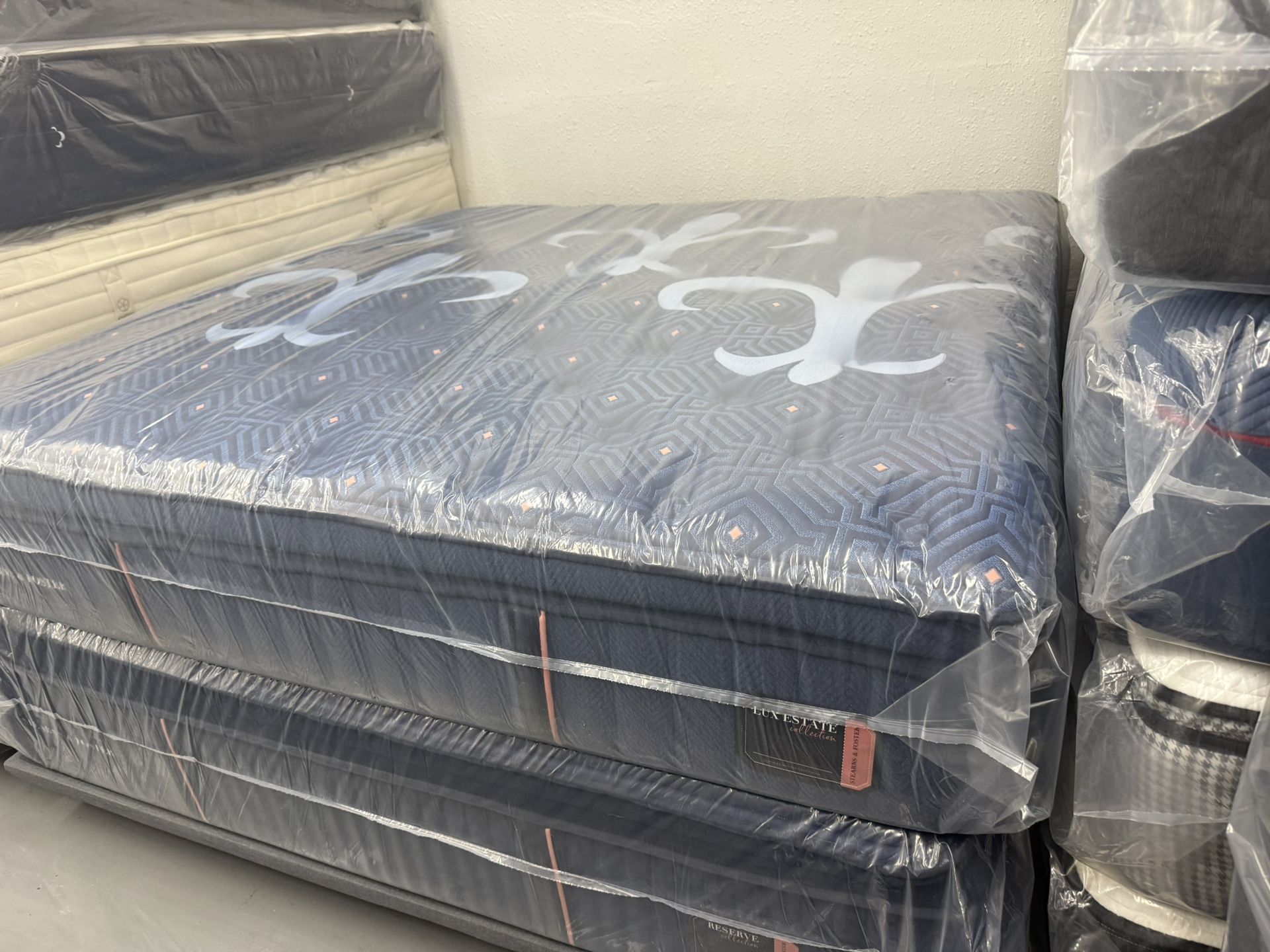KING SIZE STEARNS & FOSTER LUX ESTATE PILLOW TOP MATTRESS & BOX SPRINGS BED SET