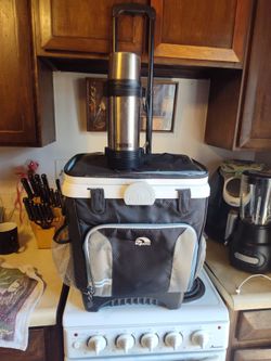 IGLOO COOLER WITH HANDLE AND WHEELS