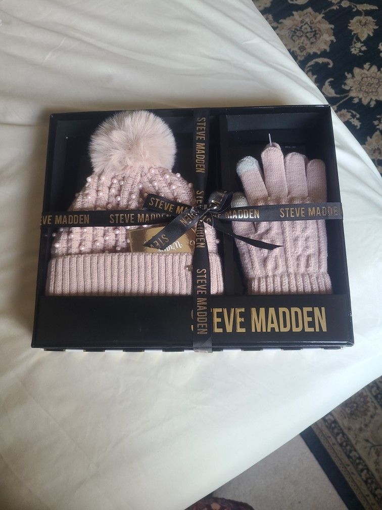 Steve Madden Ladies Beanie And Gloves Set