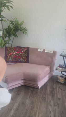 una sala bonita , solo quedo grande en mi casa