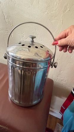 stainless steel compost bin lid has screen