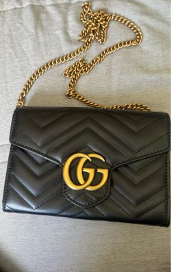 Gucci Marmont Matelassé Leather chain wallet.