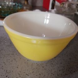 Vintage Pyrex American Yellow 