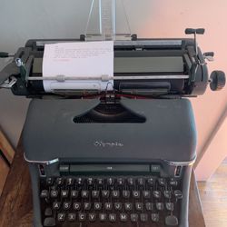 OLYMPIA SG1 Standard Typewriter