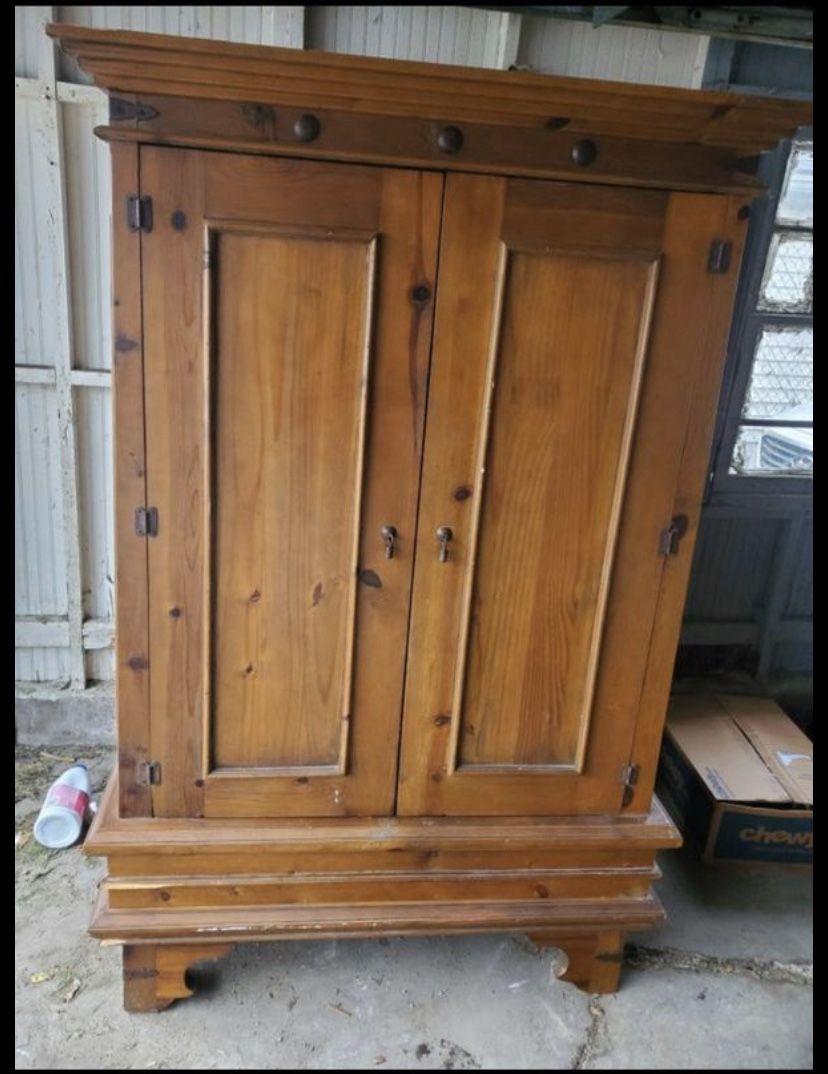 Beautiful Wooden Armoire/Wardrobe/Closet/TV Cupboard