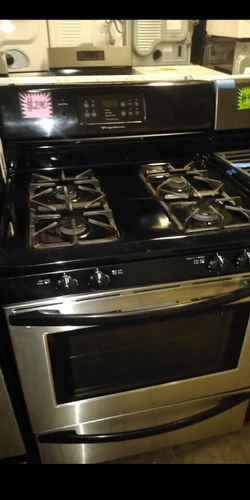 Frigidaire gas range in excellent condition