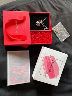 * POP Topping RED ROSES FLOWER GIFT WITH JEWERLY, key chain, AND a card( A20 RED)