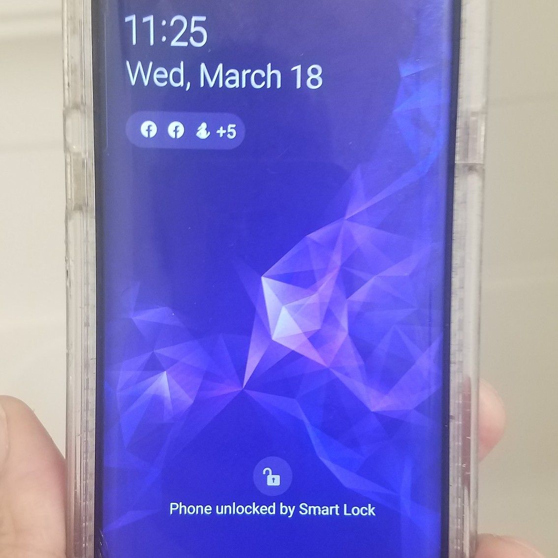 Samsung Galaxy S9 Android phone has A lil crack in left corner its in good condition im askin $300 lowest i take $280