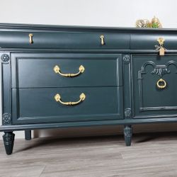 *FREE DELIVERY* THOMASVILLE dresser/ buffet/credenza/ console/entry/ tv stand 