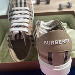 BRAND NEW WOMENS SIZE 5 BURBERRY SNEAKERS 