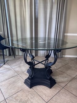 Round dinning table