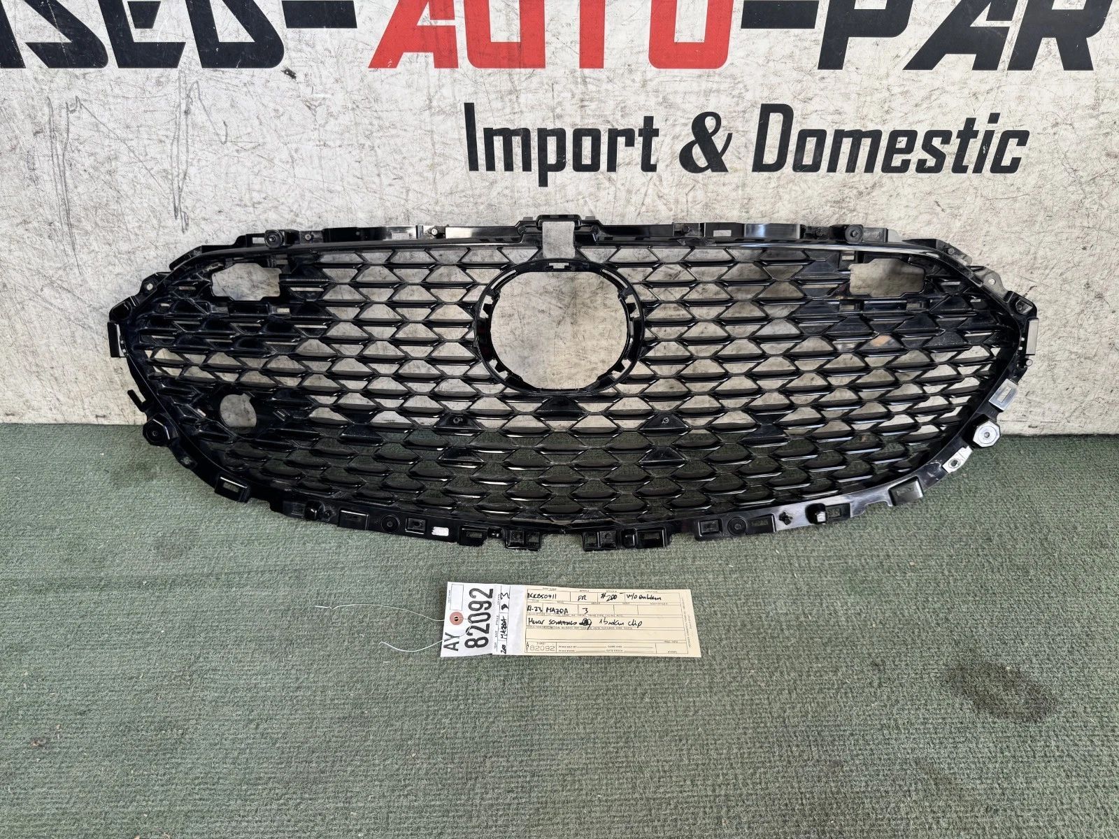 1brokenclip 2019 - 2020 - 2021 - 2022 - 2023 MAZDA 3 FRONT GRILLE OEM AY82092