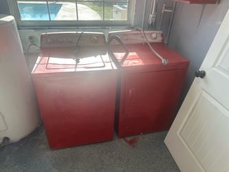 Hotpoint washer/dryer set.