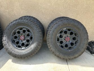 Toyota TRD Pro Wheels and 35/12.50R18 Tires