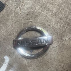 Front Nissan Emblem Nissan badge Front Grill 
