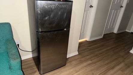 Médium size mini fridge