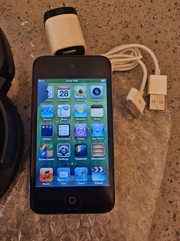 Apple iPod Touch 4th Gen 32GB with Coby Headphones
