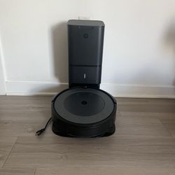 iRobot Roomba Robot Vacuum with Self-Empty Base – Great Condition