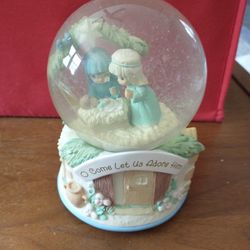 2005 Precious Moments  "O Come Let Us Adore Him" 6" Plays " O Little Town Of Bethlehem" by enesco 