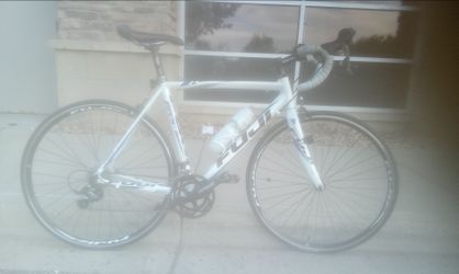 FUJI GRANFANDO 3.0 LE CARBON FIBER ROAD BIKE W. SHIMANO 105