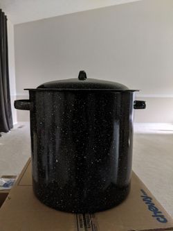 12 Quart Stock Pot - Enamel on Steel with Lid, Black

Excellent condition.
Pickup only in Brunswick. Thanks.