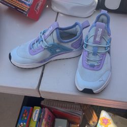 Girls Pumas Size 12