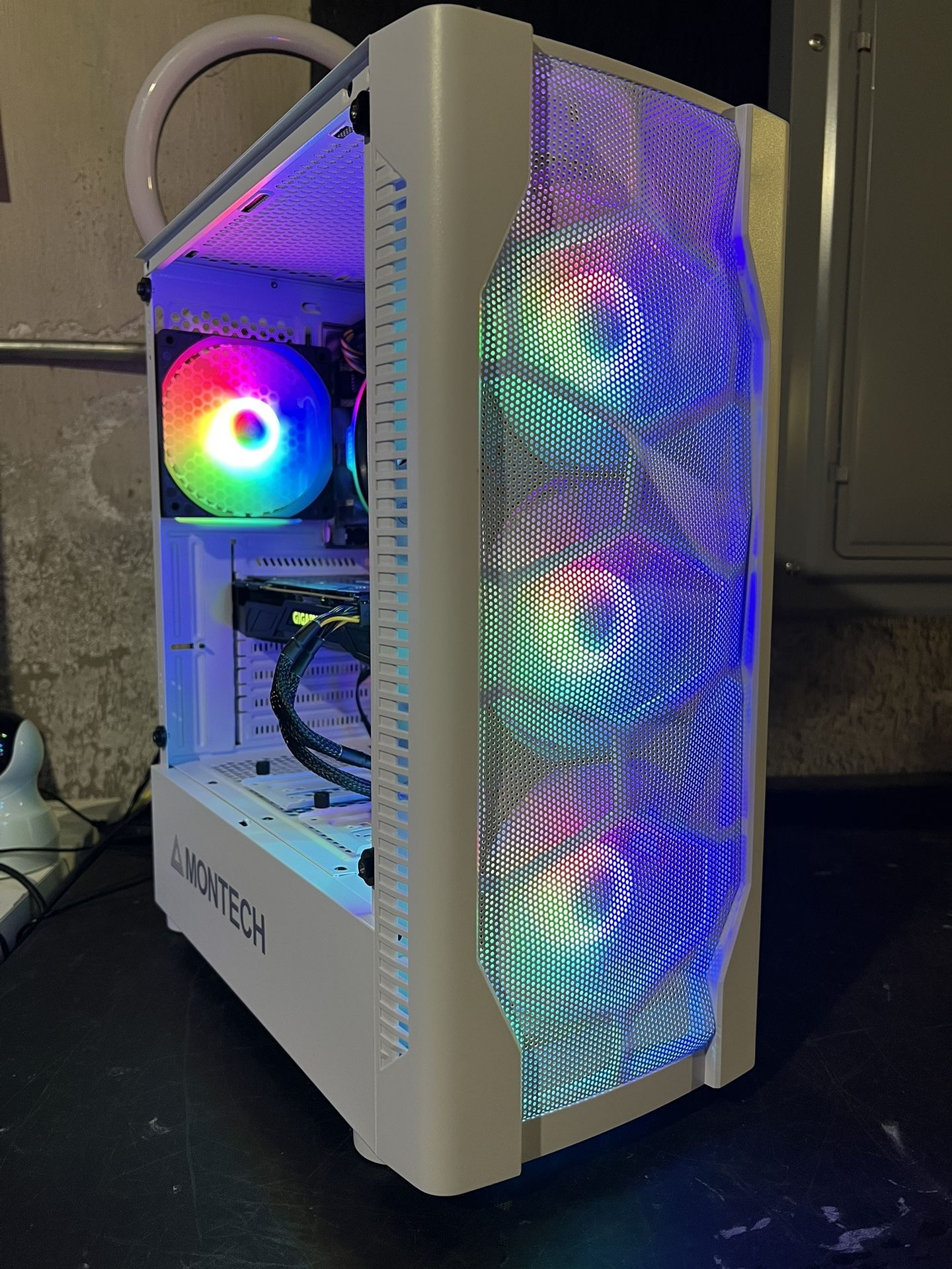 Montech X1 Gaming PC White.