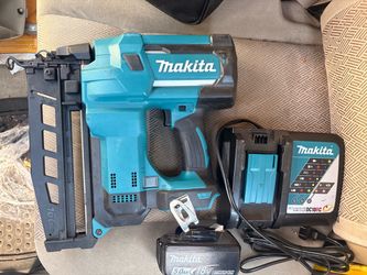 Makita 2 1/2 16ga finish nailer kit Like New