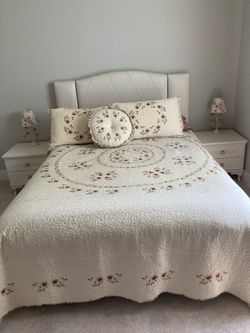 Queen size bed cover, 3 pillowcases, 4 curtain panels, 2 window valances, 2 table lamps