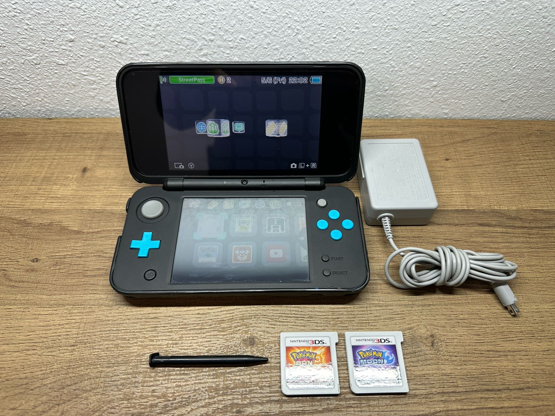 Nintendo 2DS XL Black/Blue Mint Condition With Pokémon Moon And Sun Charger Stylus And 3DS 4GB SD 