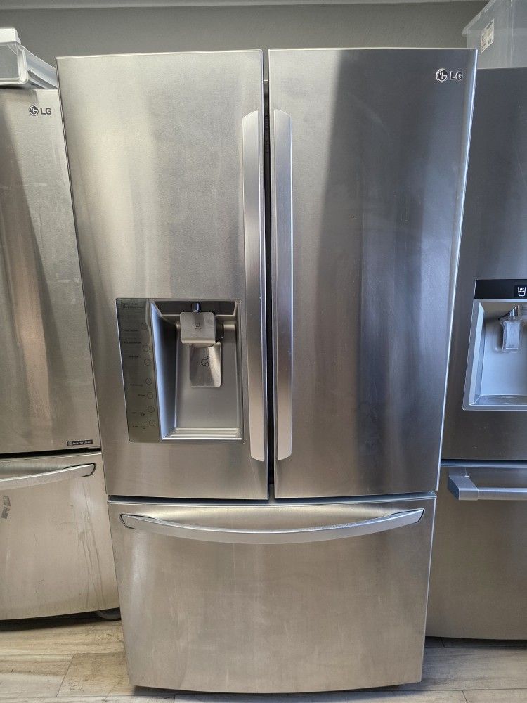 LG Refrigerator Everything Works Great Delivery Available For Extra Fit